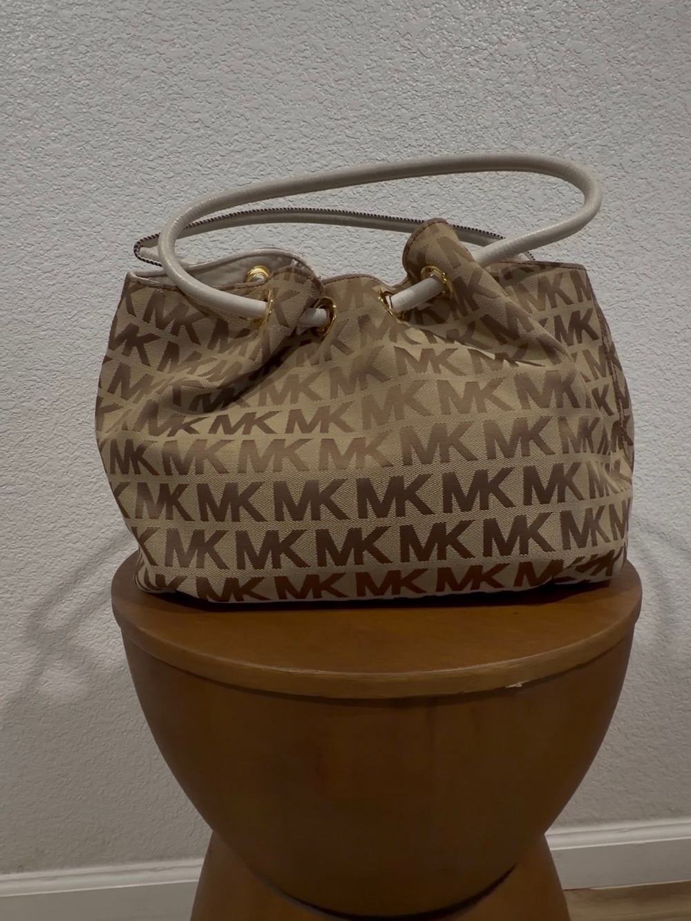 Michael Kors Signature MK Monogram Shoulder Tote Bag Neutral Beige Gold Hardware - Picture 2 of 4